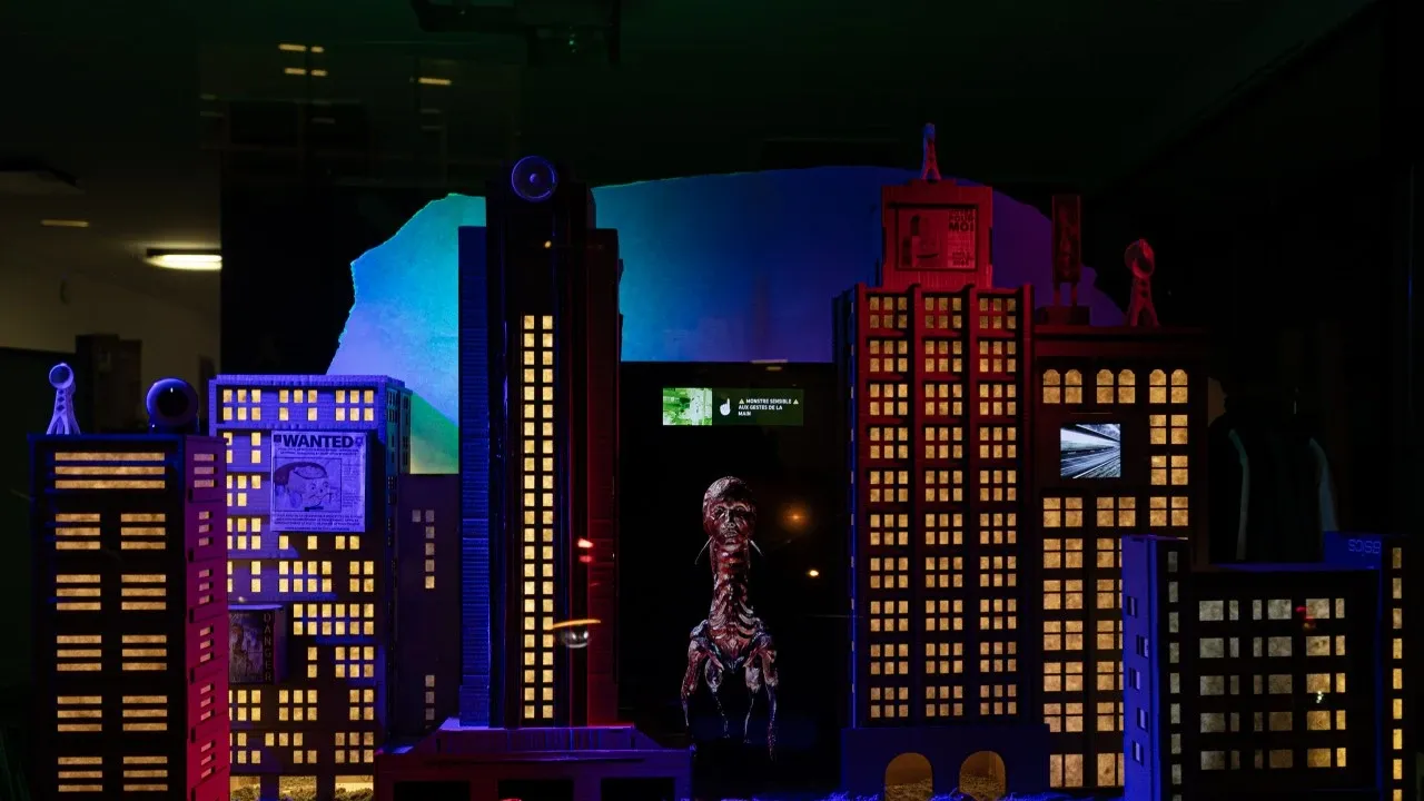 The city model at night, illuminated and animated by passersby’s movements.