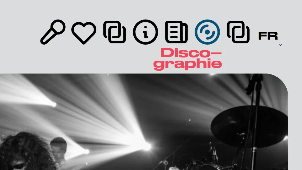 Le menu de navigation desktop a été entièrement repensé : les intitulés des sections apparaissent au survol, offrant une interaction fluide et élégante.